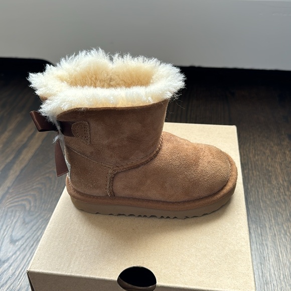 UGG Toddler Mini Bailey Bow II Size 7 - Picture 9 of 10